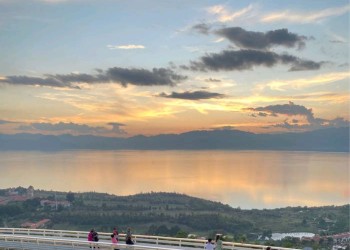 抚仙湖夕岸会所，晚霞映照下的宁静天堂